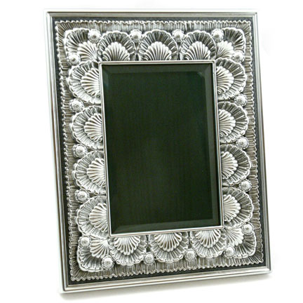 Shell motif picture frame